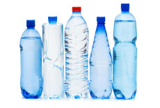 Чем опасна вода в пластиковой бутылке