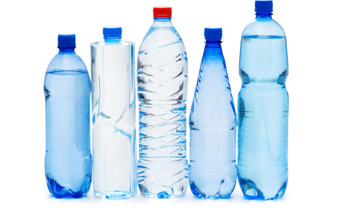 Чем опасна вода в пластиковой бутылке